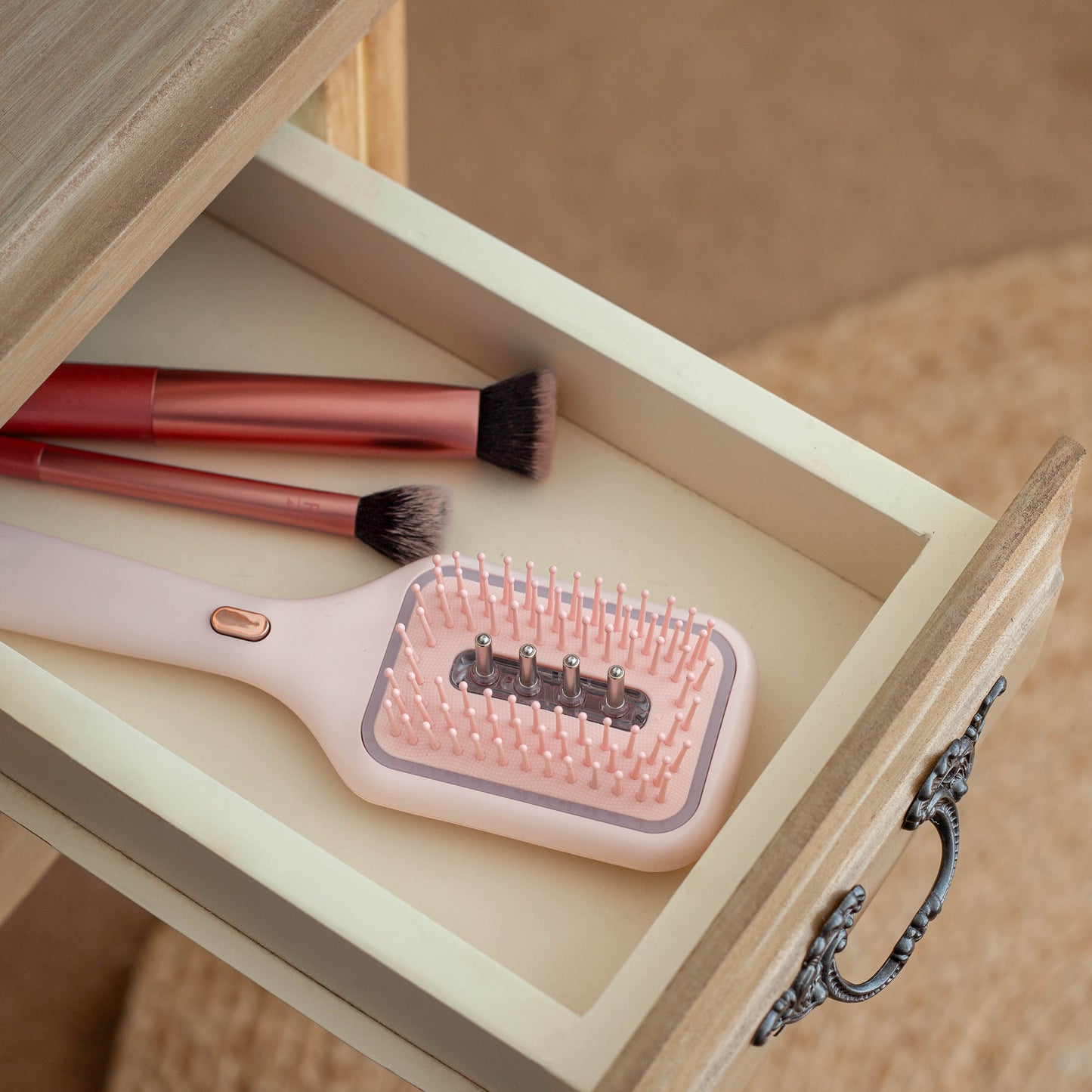 Insu Beauty Anti-Hair-Loss Red Light Therapy Oil Dispensing Hair Brush